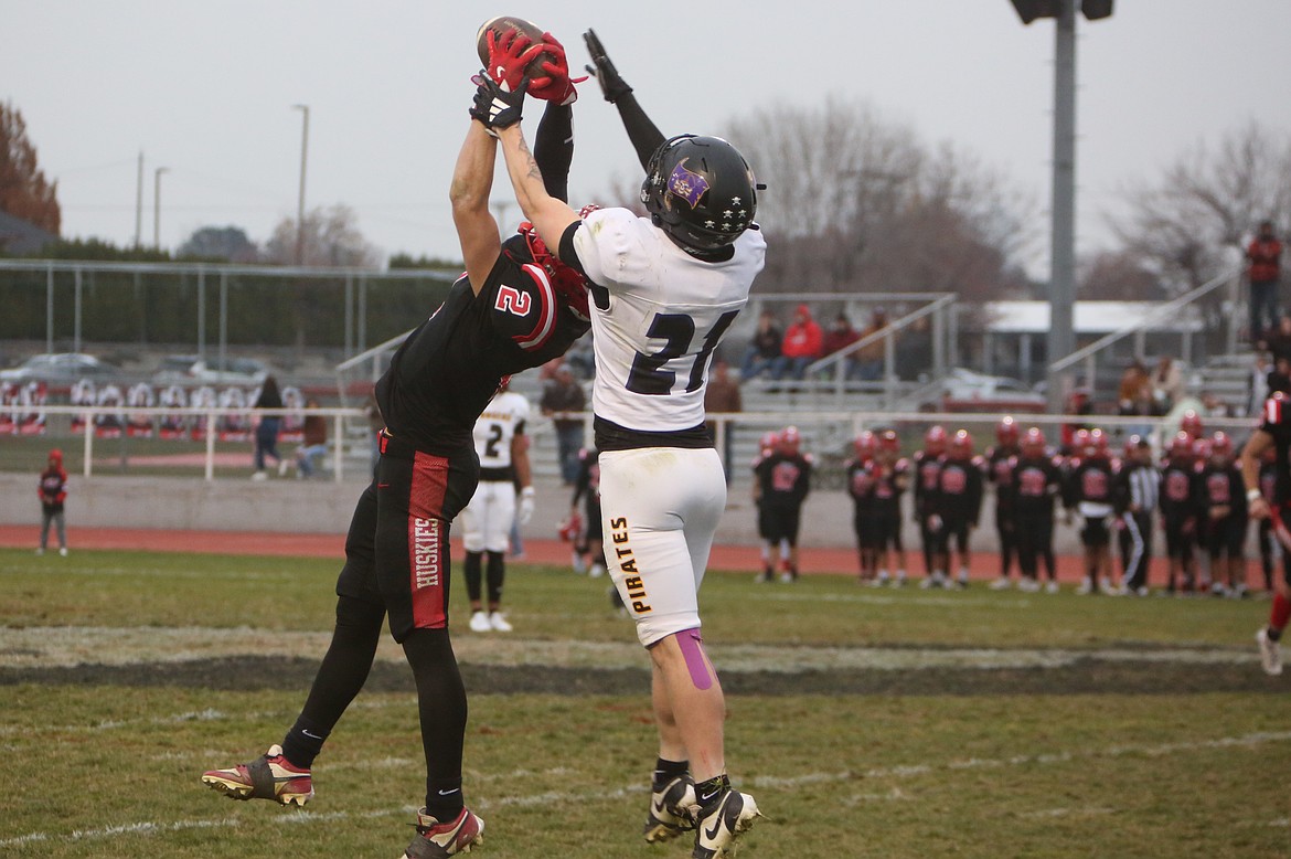 Othello junior RJay Garza (2) stretches high to haul in a 28-yard catch in the third quarter against Rogers (Spokane) on Saturday.