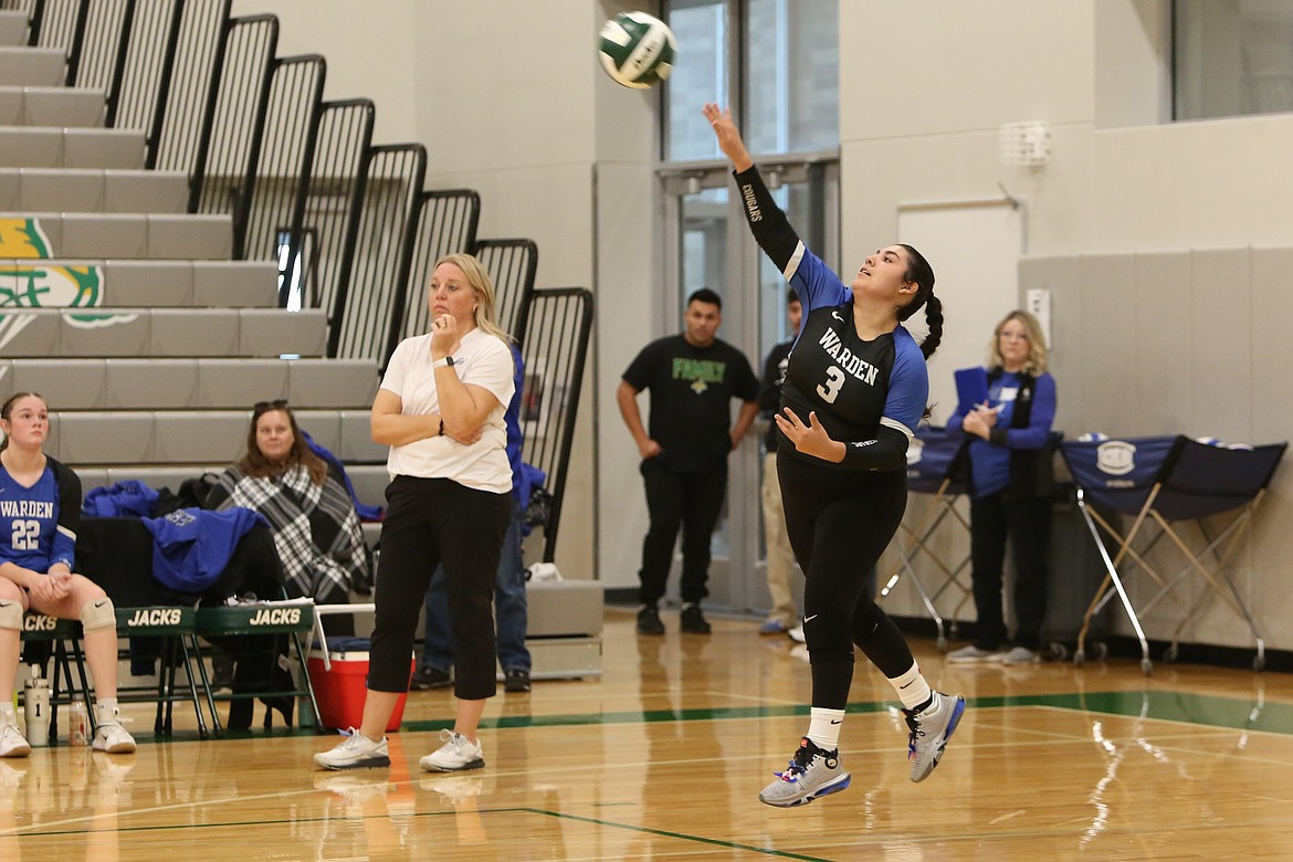 Warden junior Jamylex Pruneda (3) serves the ball during the second set against Kittitas on Saturday.