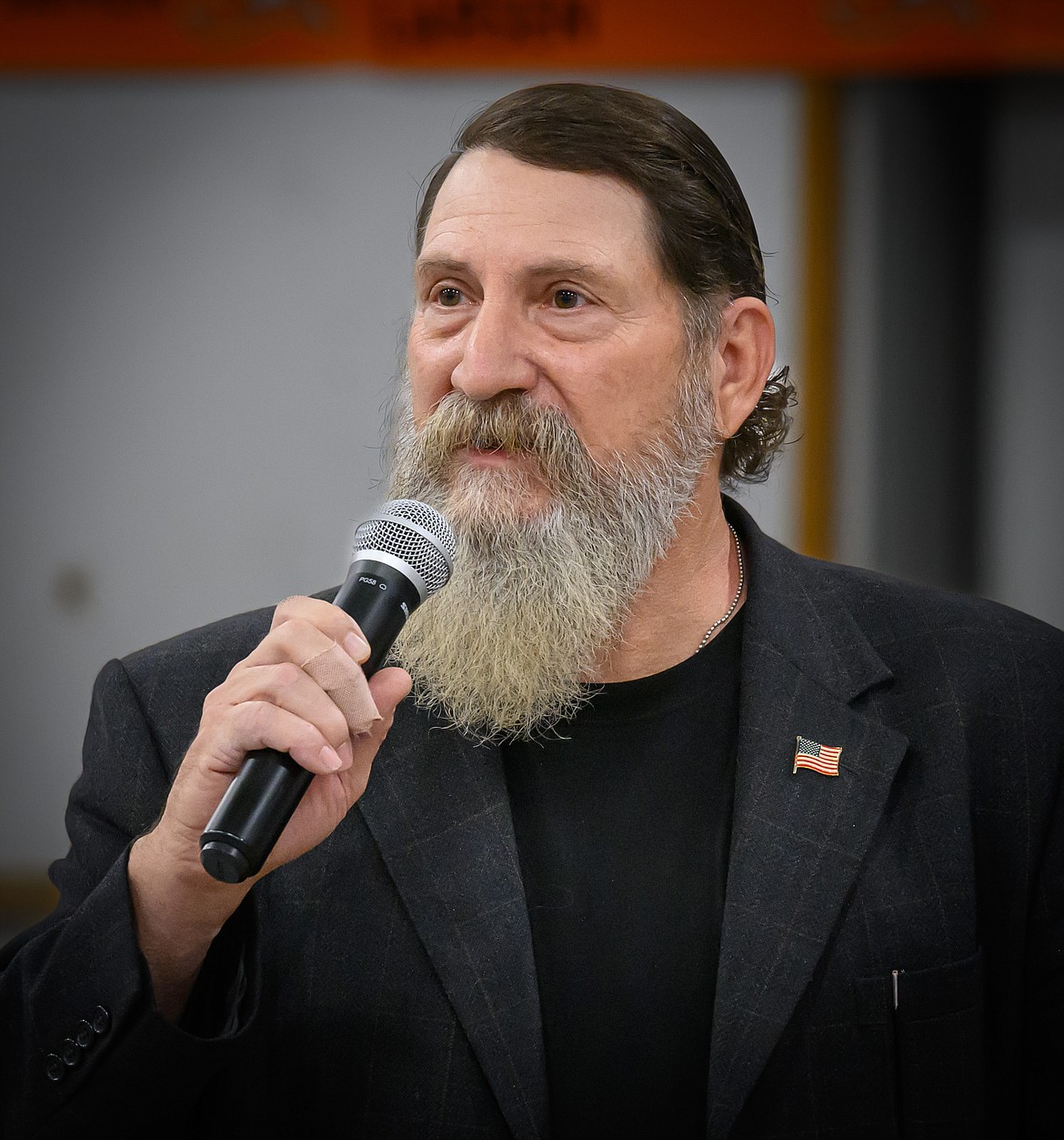 Plains Mayor Joel Banham thanks local veterans at the Veterans Day assembly. (Tracy Scott/Valley Press)