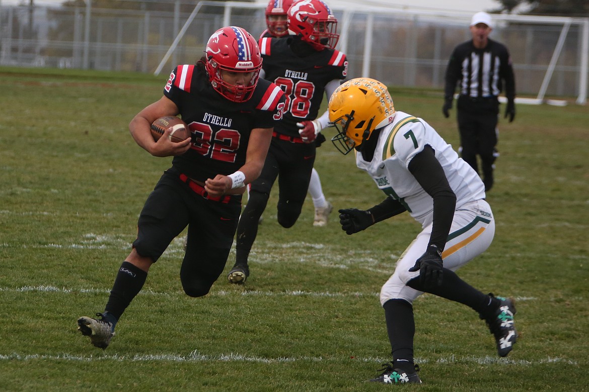 Othello senior Jordan DeLeon (32) initiates contact against a Sehome defender during the first quarter of Saturday’s state playoff game against the Mariners.