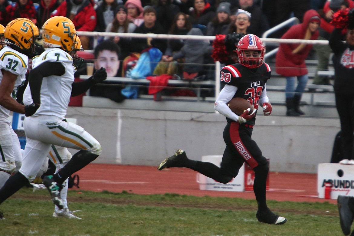 Othello junior Gavin Carl (38) looks back at trailing Sehome defenders on a 61-yard run in the second quarter.