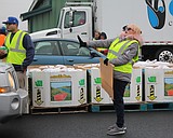 Volunteers keep Thanksgiving food distribution running smoothly