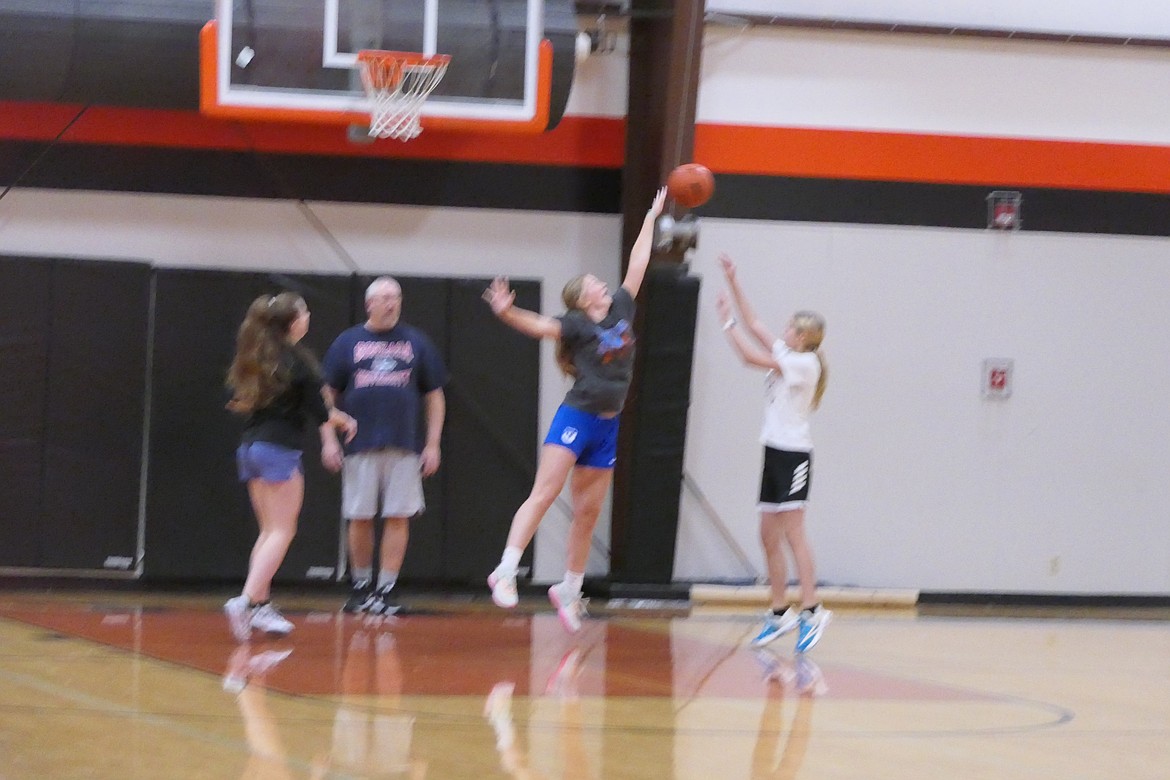 Plains Trotters head coach Brooks Sanford works with a group of players on defensive skills during an early season practice ahead of their season-opener December 5th against Flathead Valley Christian in Plains.  (Photo by Chuck Bandel/VP-MI)