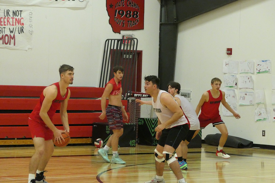 Senior post Nick McAllister (left) is guarded by Brazilian foreign exchange student Pedro Vidotti during pre-season practice in Hot Springs this past week. (Chuck Bandel/VP-MI)