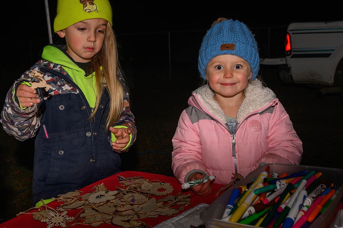 3-year-old Gracie Burbach and five-year-old Lincoln Boehler build ornaments for the town Christmas tree. (Tracy Scott/Valley Press)