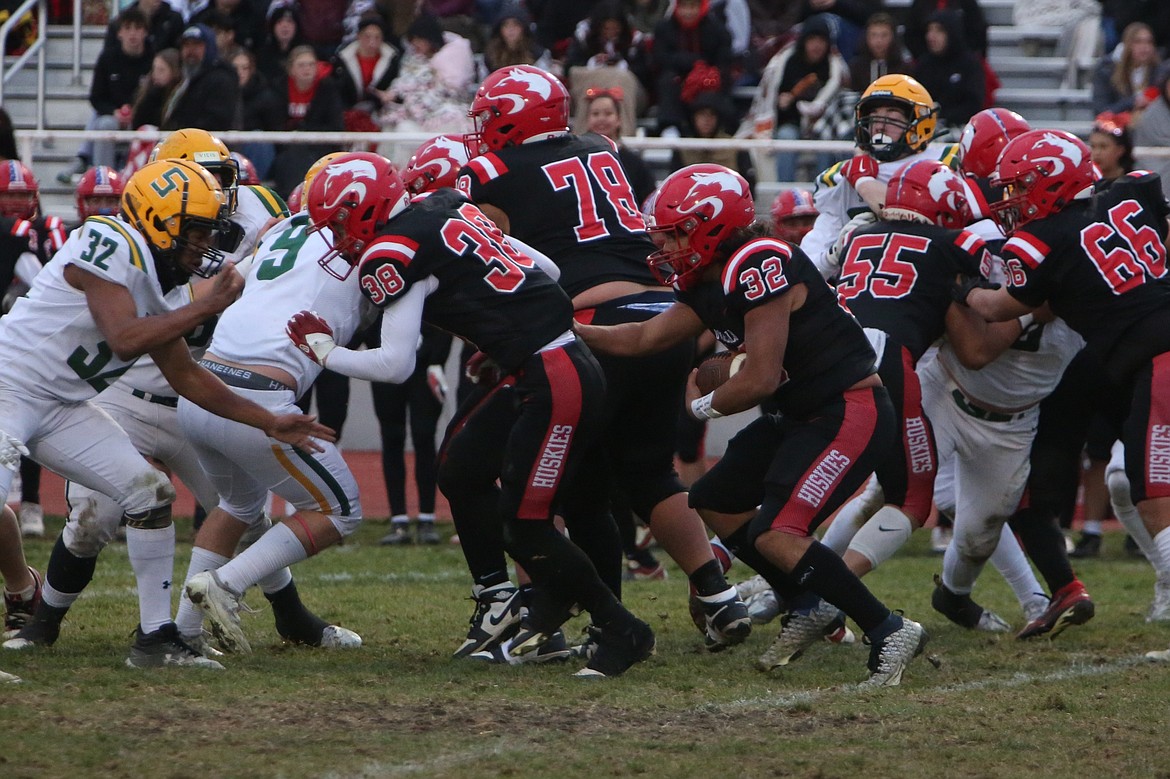 Othello senior Jordan DeLeon (32) carries the football during Othello’s state playoff game against Sehome.