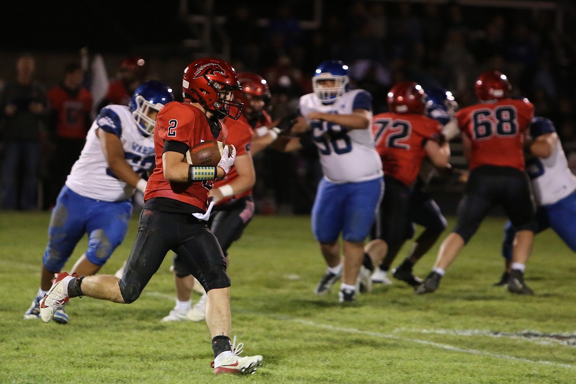 Lind-Ritzville/Sprague senior Zach Klein (2) carries the football on a reverse during a game against Warden this season.