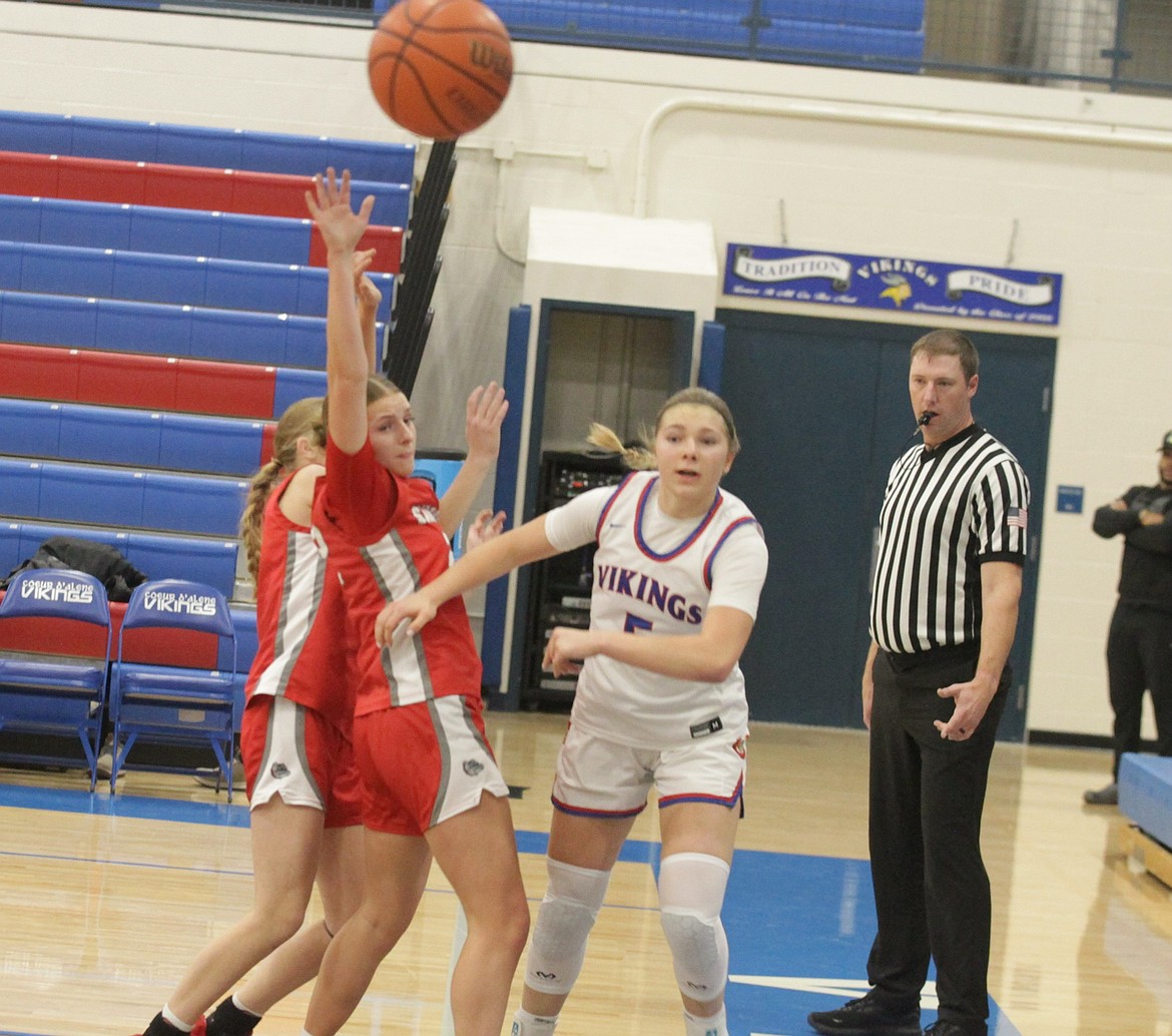 JASON ELLIOTT/Press
Coeur d'Alene junior guard Natalie Semprimoznik throws the ball into the key as Sandpoint's Demi Driggs defends in the first quarter of Tuesday's game at Viking Court.