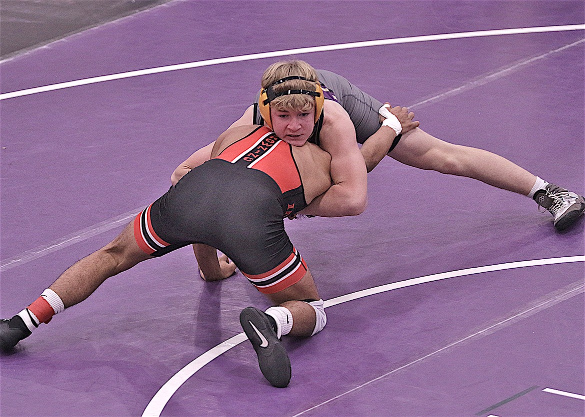 Ryatt Maley of Polson squares off at 157 pounds during last weekend's Owen Invitational. (Bob Gunderson photo)