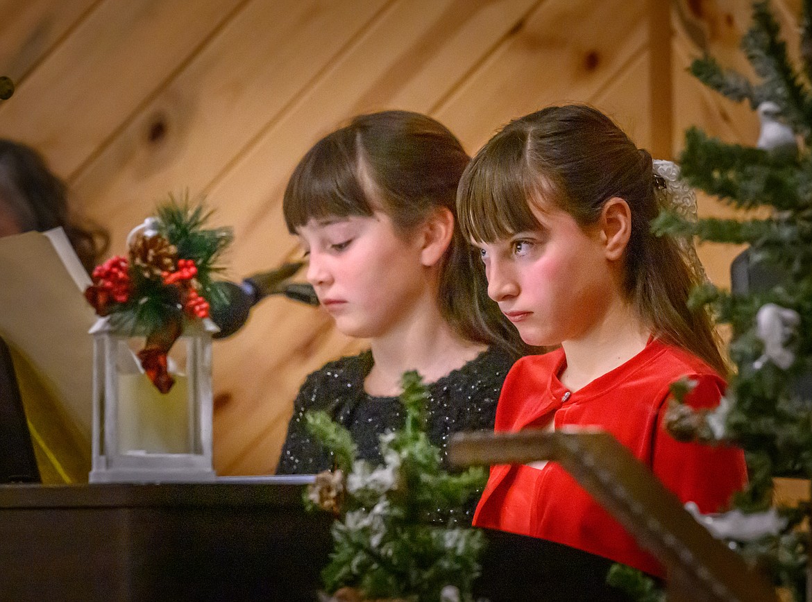 Anaelle and Allie Avilla play a piano duet. (Tracy Scott/Valley Press)