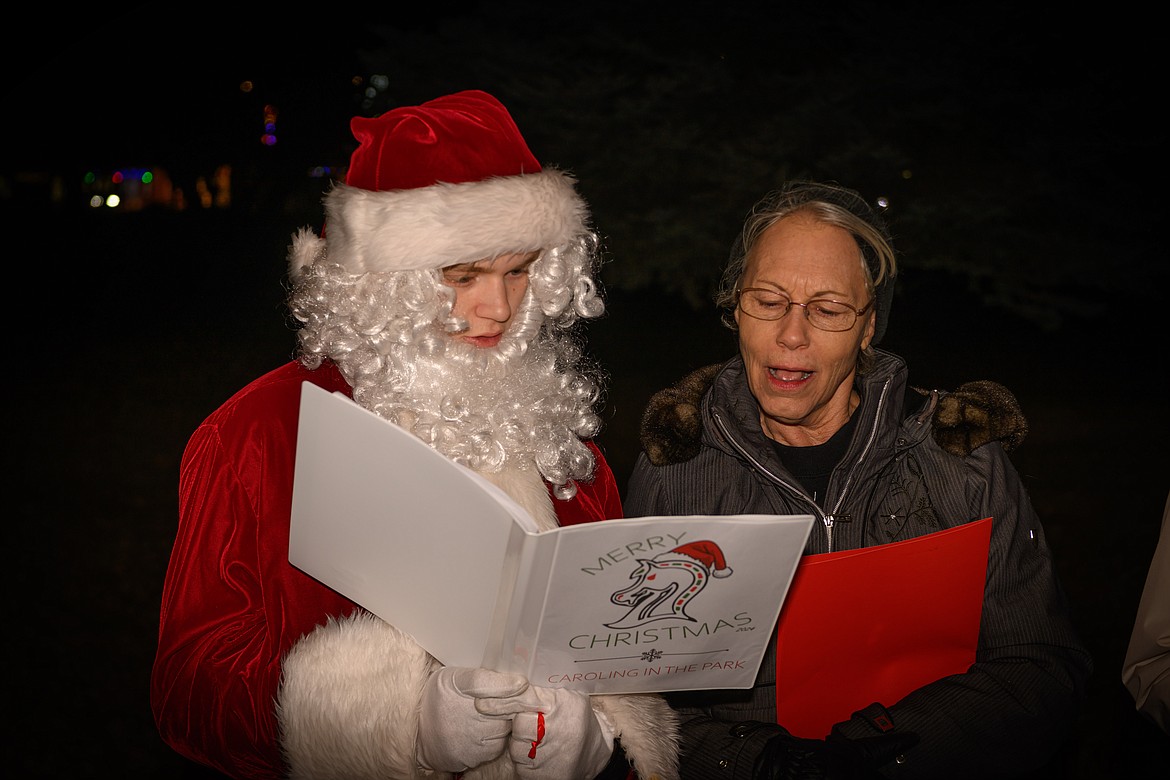 Billyray Holotta as Santa sings with Terryann Buccan. (Tracy Scott/Valley Press)