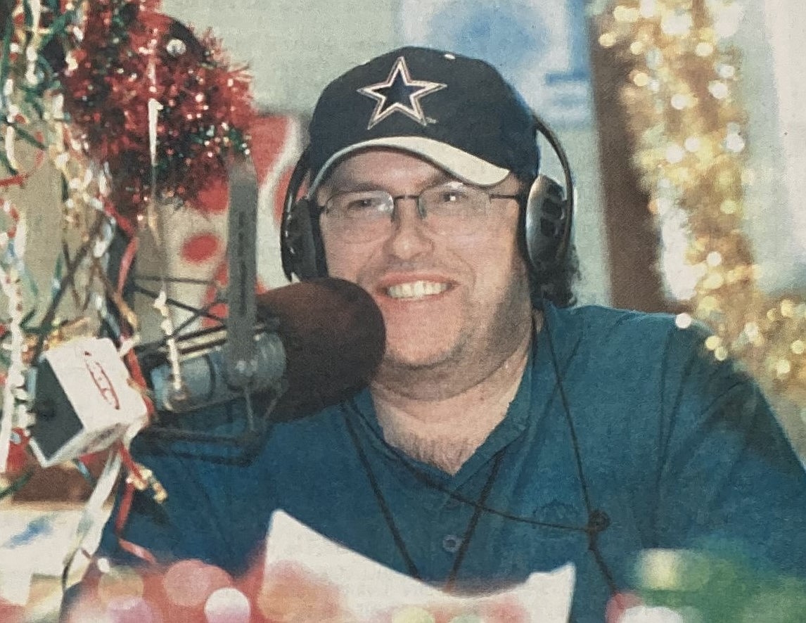 In 1999, Gary Allen of Rock 94 ½ FM stages a radio marathon.