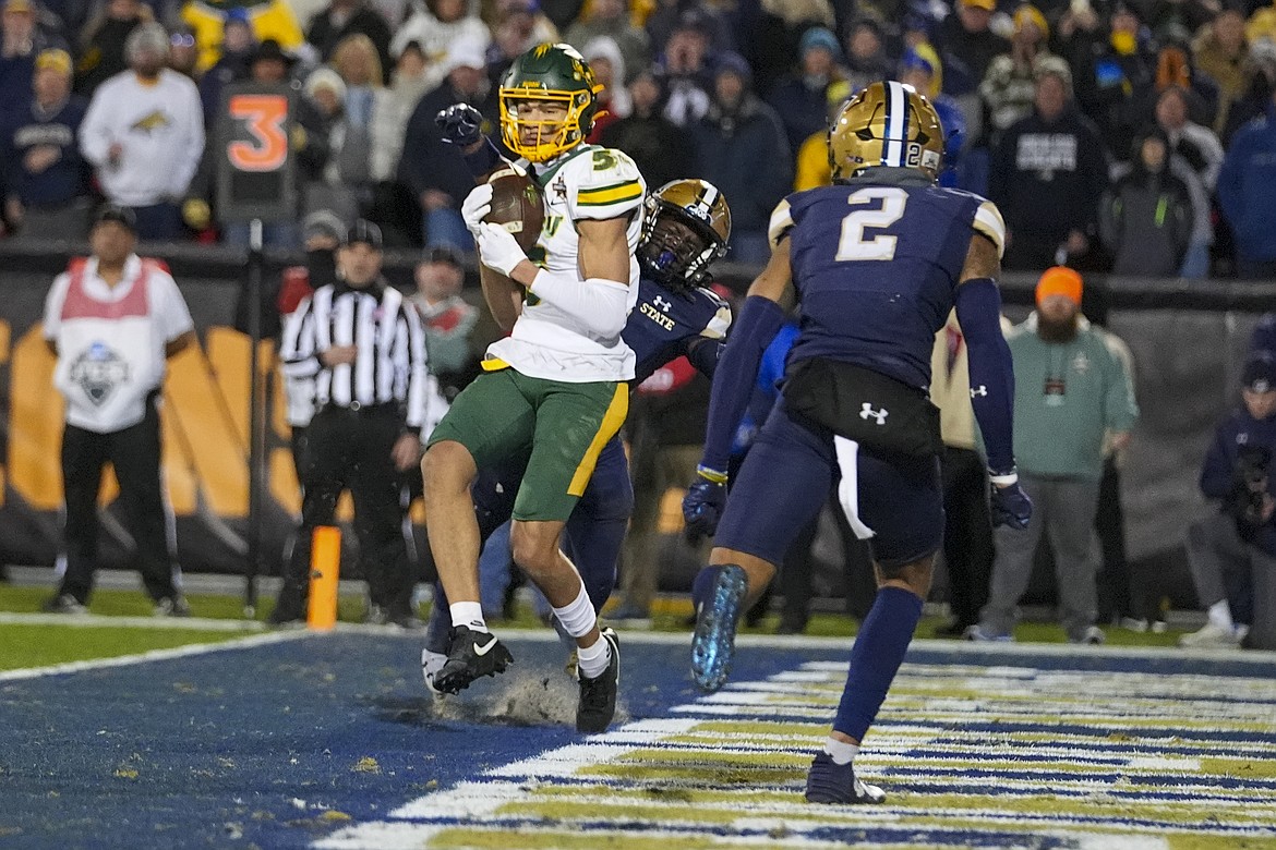 North Dakota State wide receiver Bryce Lance, left, catches a touchdown pass in front of Montana State safety Dru Polidore (2) and a teammate during the first half of the FCS Championship NCAA college football game, Monday, Jan. 6, 2025, in Frisco, Texas. (AP Photo/Julio Cortez)