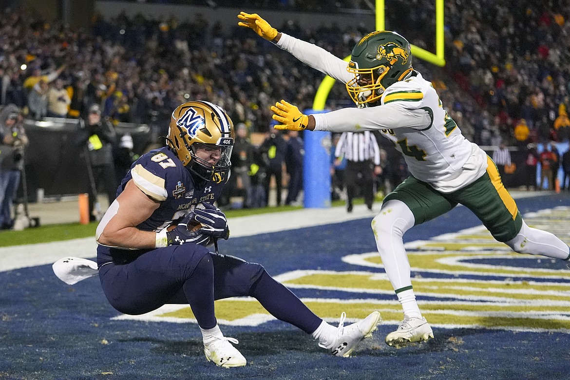 Montana State tight end Ryan Lonergan, left, catches a 2-point conversion pass in front of North Dakota State cornerback Anthony Chideme-Alfaro during the second half of the FCS Championship NCAA college football game, Monday, Jan. 6, 2025, in Frisco, Texas. North Dakota State won 35-32. (AP Photo/Julio Cortez)