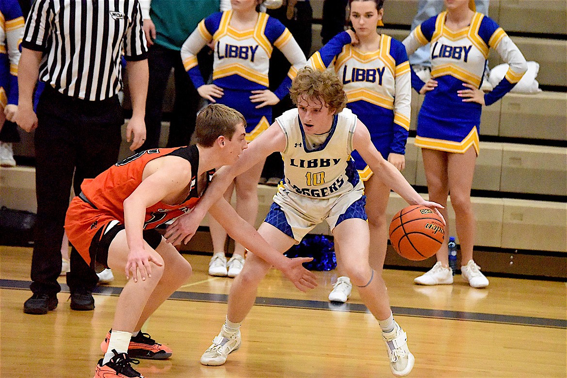 Libby's Ryan Beagle looks for an opening against Frenchtown's Cole Pfahler in a a 69-32 loss Saturday, Jan. 11, 2024. (Scott Shindledecker/The Western News)