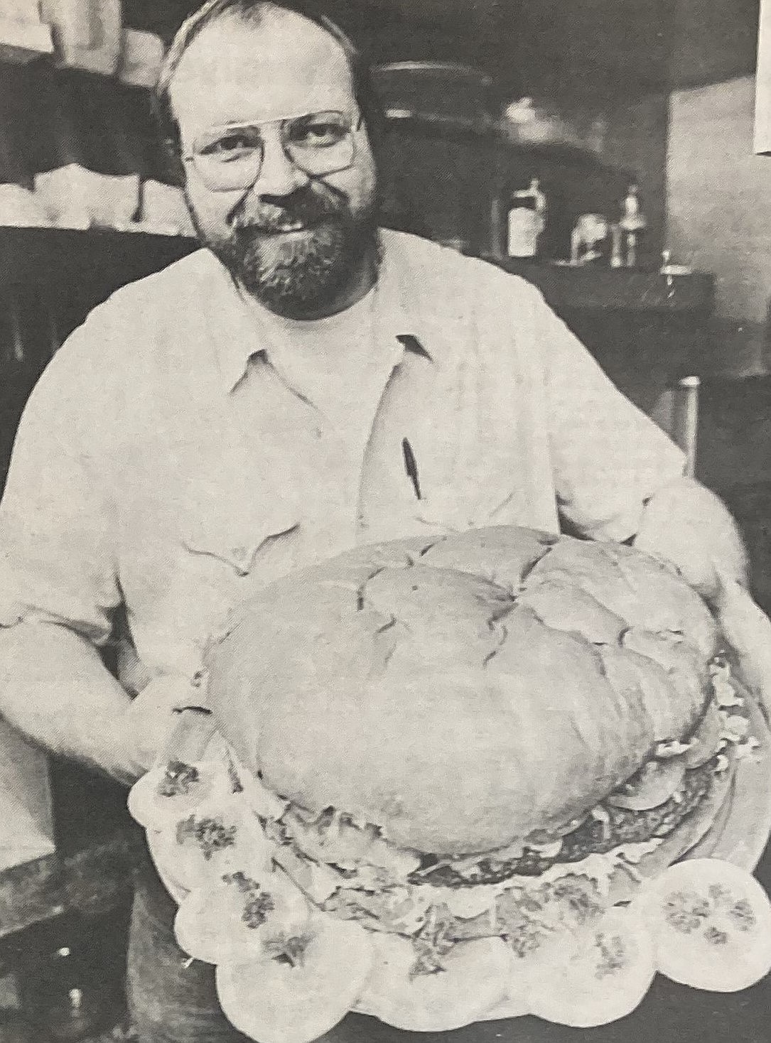 In 1985, Wes Aamodt displays the 5-pound Shady Lady Burger.