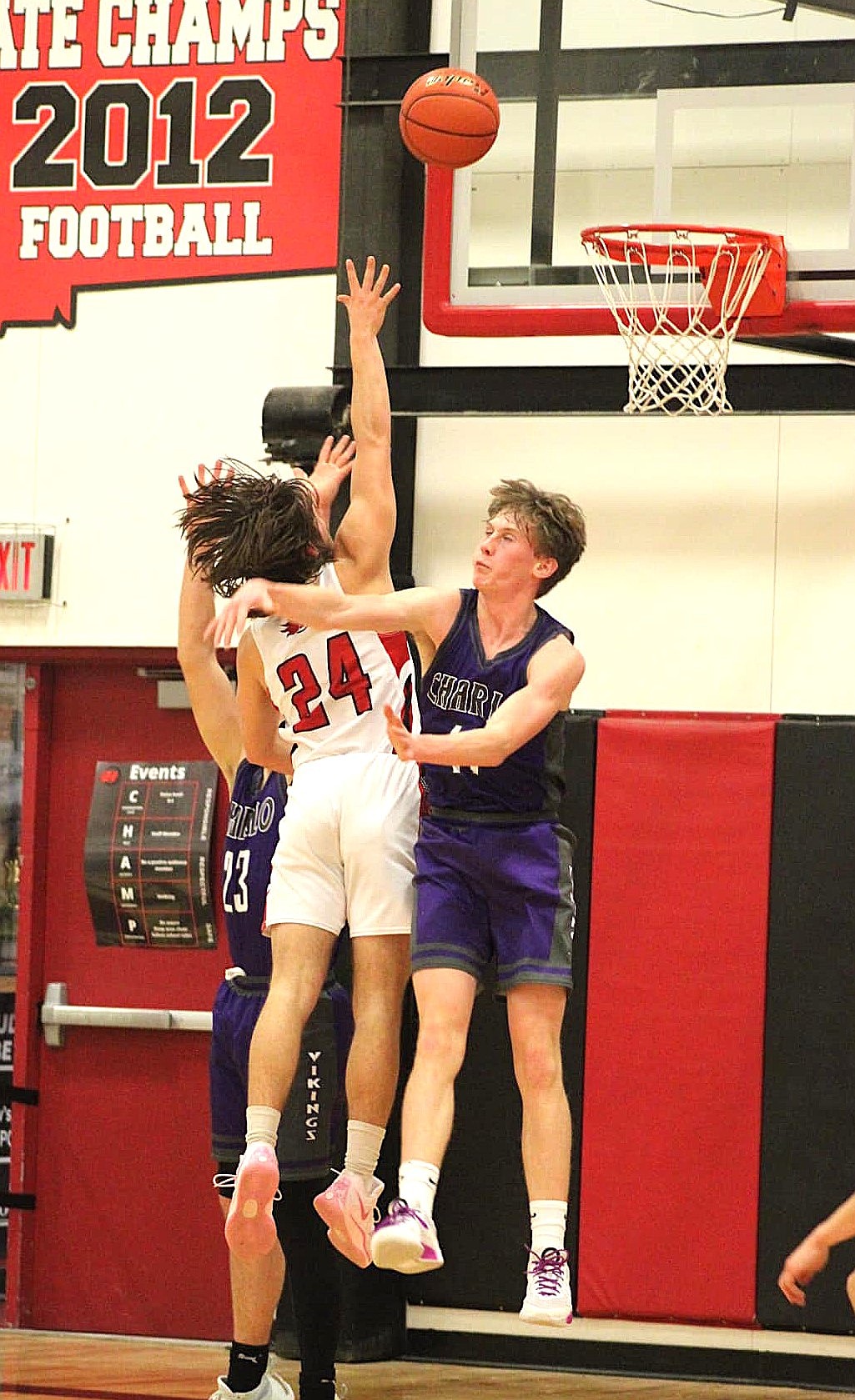 Hot Springs' Weston Slonaker (24) wades into traffic under the basket during the Heat's game versus Charlo Saturday night in Hot Springs. (Photo by Ginger Zempel)