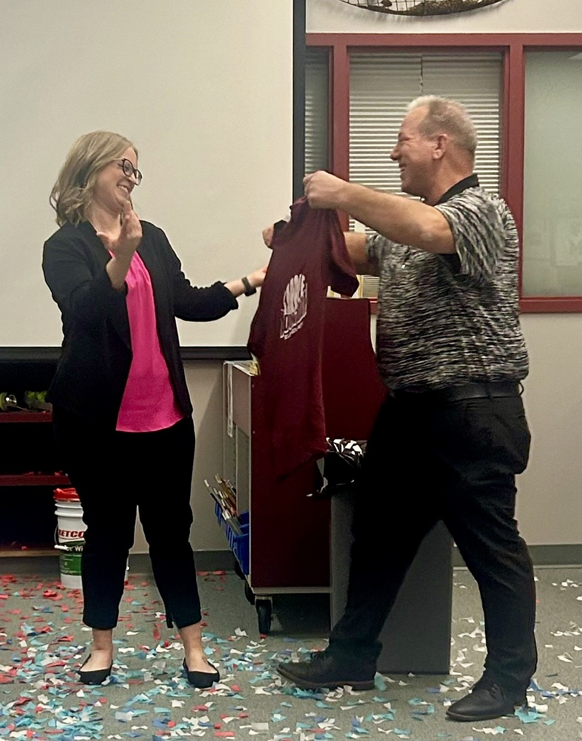 Incoming Saddle Mountain Elementary principal Melissa Hattaway, left, gets a school t-shirt.