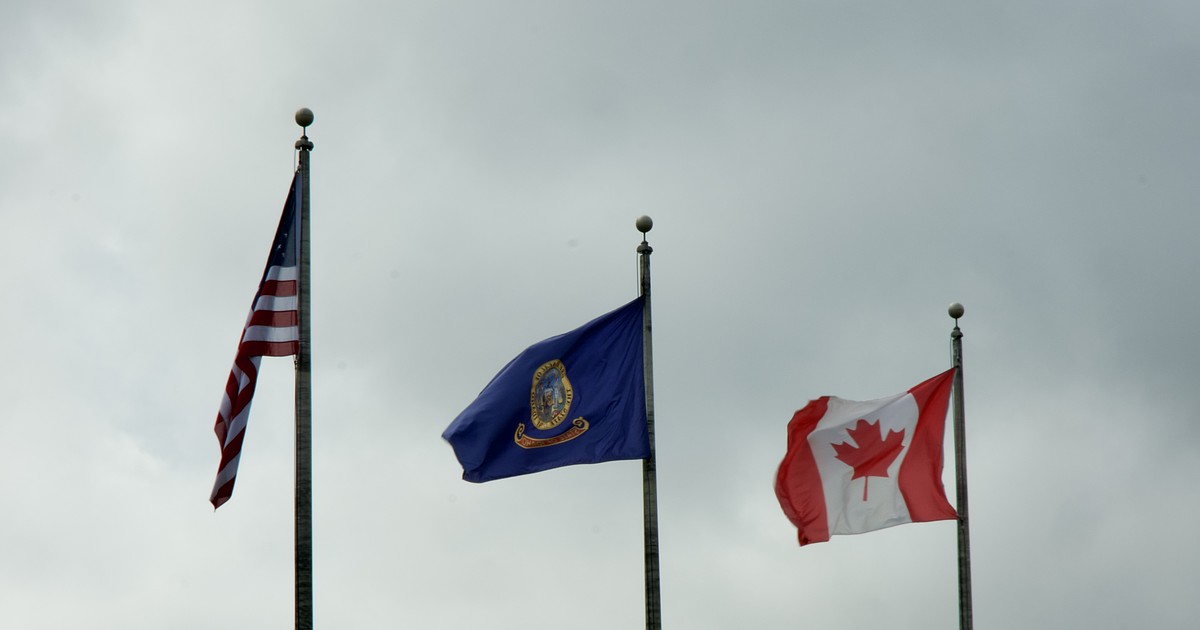 Bill amended to let Canadian flag to fly