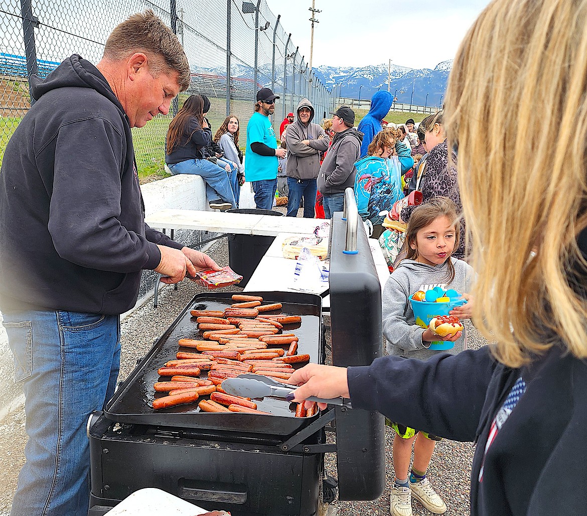 Cle Ann and Tony Undem grilled hot dogs for the hungry Easter egg hunters at the Mission Valley Super Oval. (Berl Tiskus/Leader)