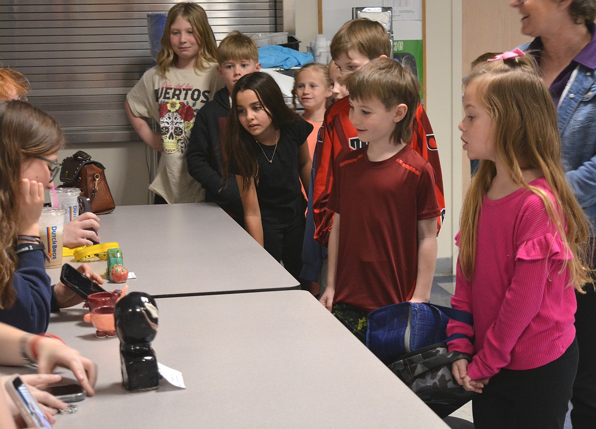 Students at Skyway Elementary School admire ceramic art created by Lake City High School art students.
Left to right: Swayze Gustin, Brody Houston, Kinzley Halden, Kobra Dockins, Austin Schindelbeck, Alabama Romine.