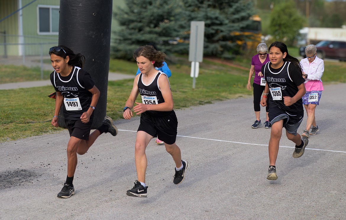 Runners are off for the Bison Stampede 10K race. (Tracy Scott/Valley Press)