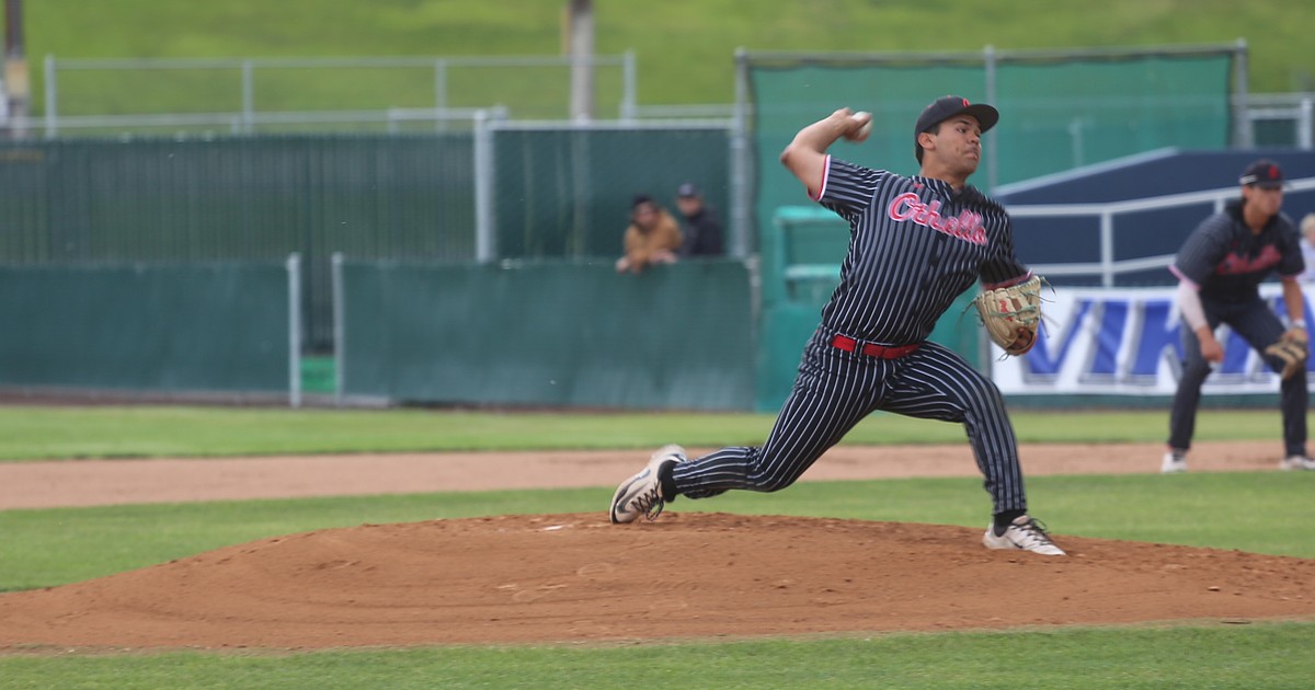 Huskies fall to Selah, will host crossover game