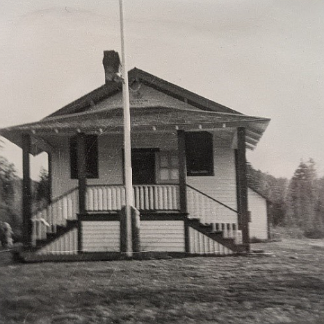 The earliest known photo of the Mountain Brook School shows the building before it was expanded in 1955. (Mountain Brook Homestead Foundation)