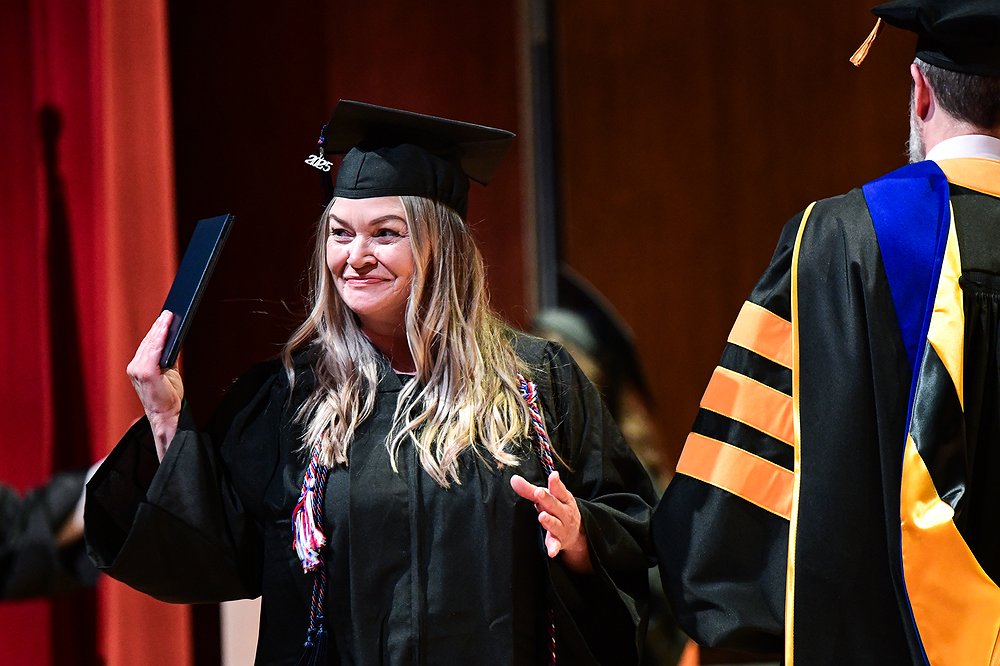 0518_LOC_DIL_FVCC_commencement-9.jpg.100