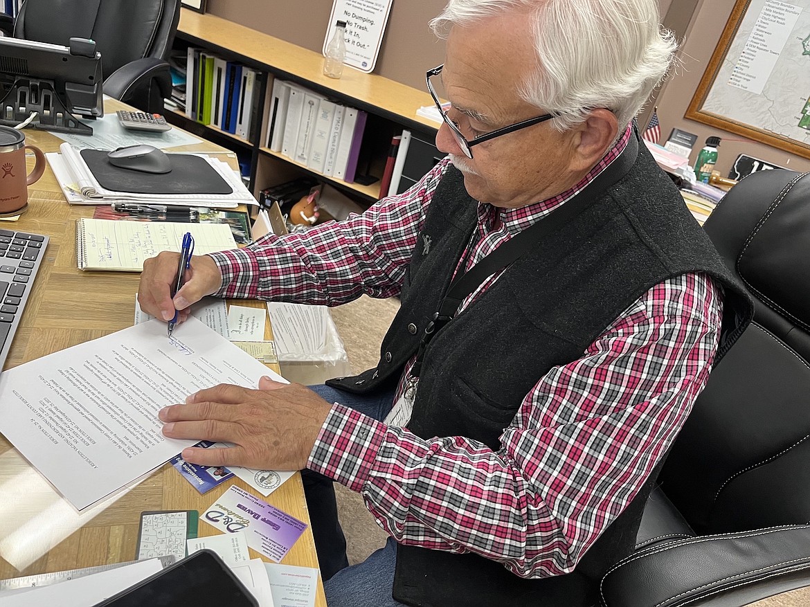 Commissioner Bill Barron added his signature to the resolution that rescinded two previous resolutions Monday – clearing the way for Lake County to continue its role in enforcing Public Law 280. (Kristi Niemeyer/Leader)
