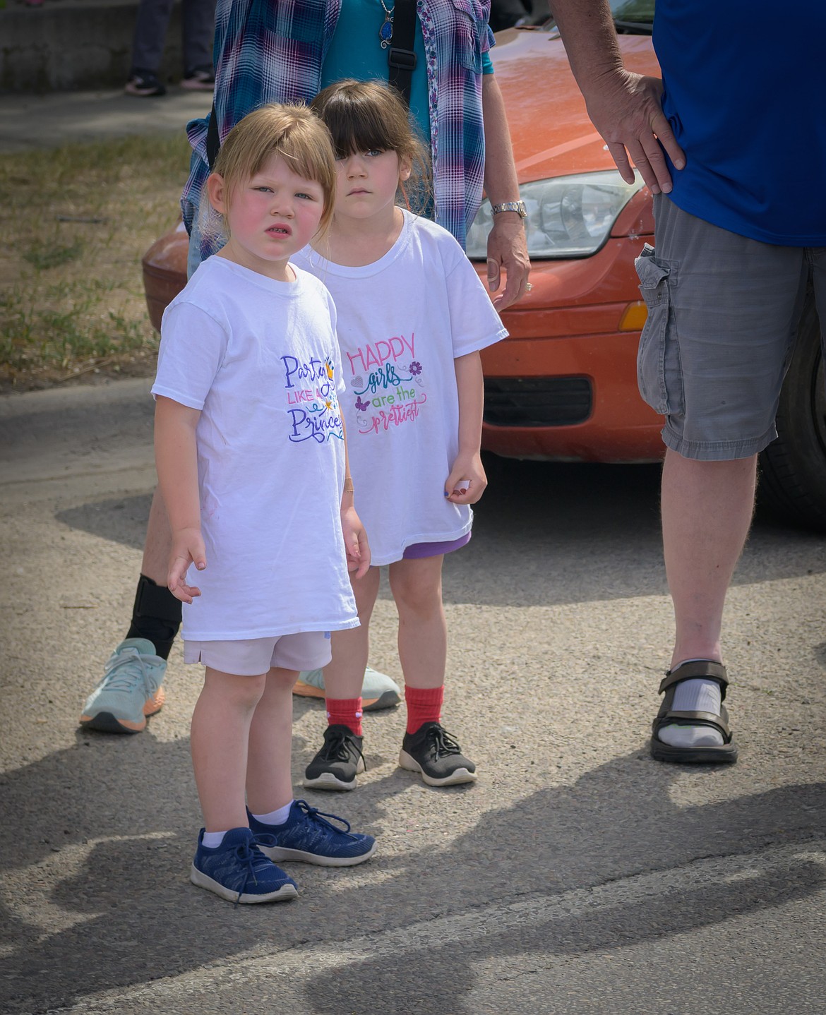 5-year-old Mya Black and 4-year-old sister Stella wait for the candy to be thrown their way during the Plains Day Parade. (Tracy Scott/Valley Press)