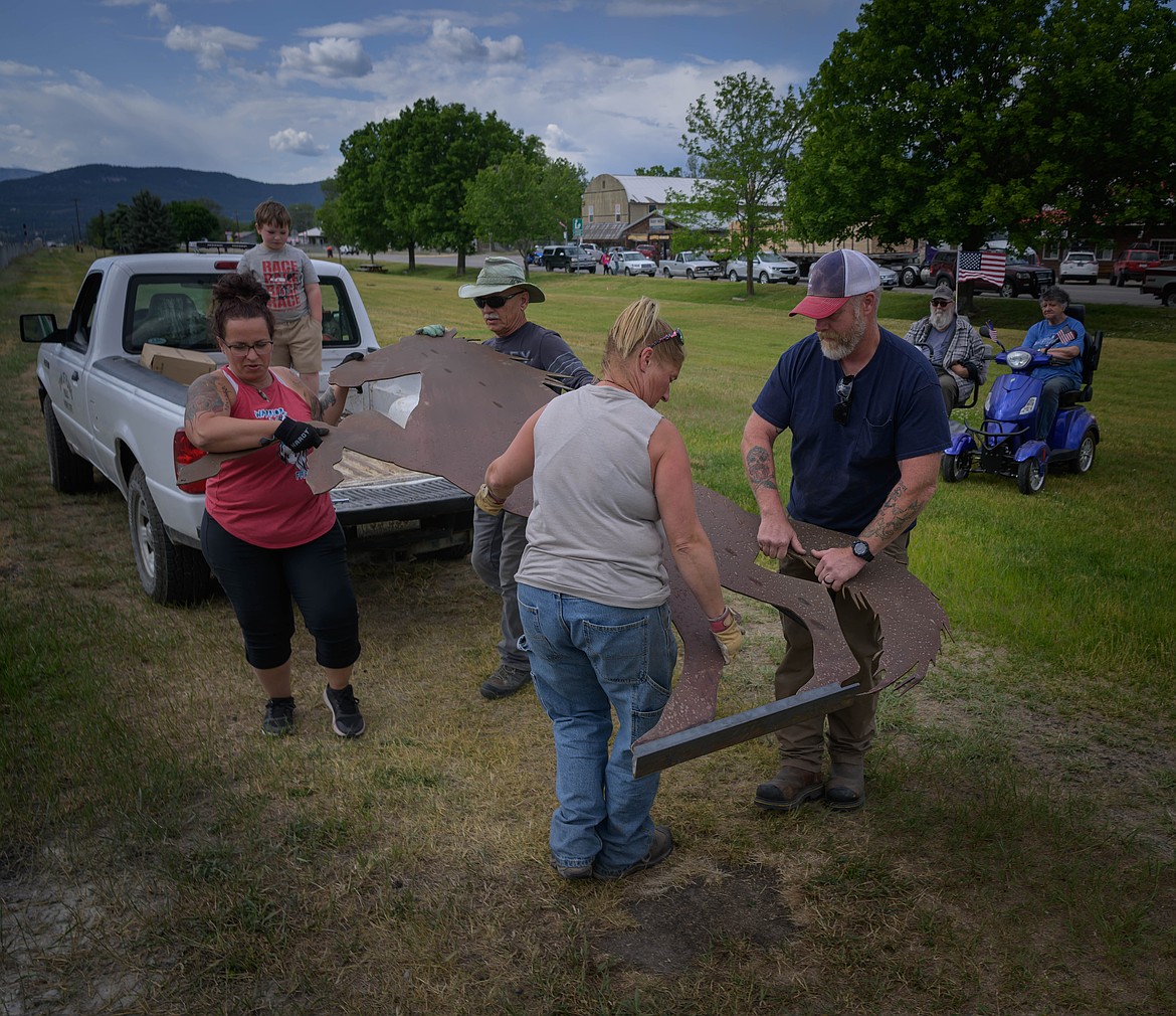 A new horse sculpture is installed on the Plains greenway by Becky Fields, Cori Kerner, Scott Bradley and Matt Fields. (Tracy Scott/Valley Press)