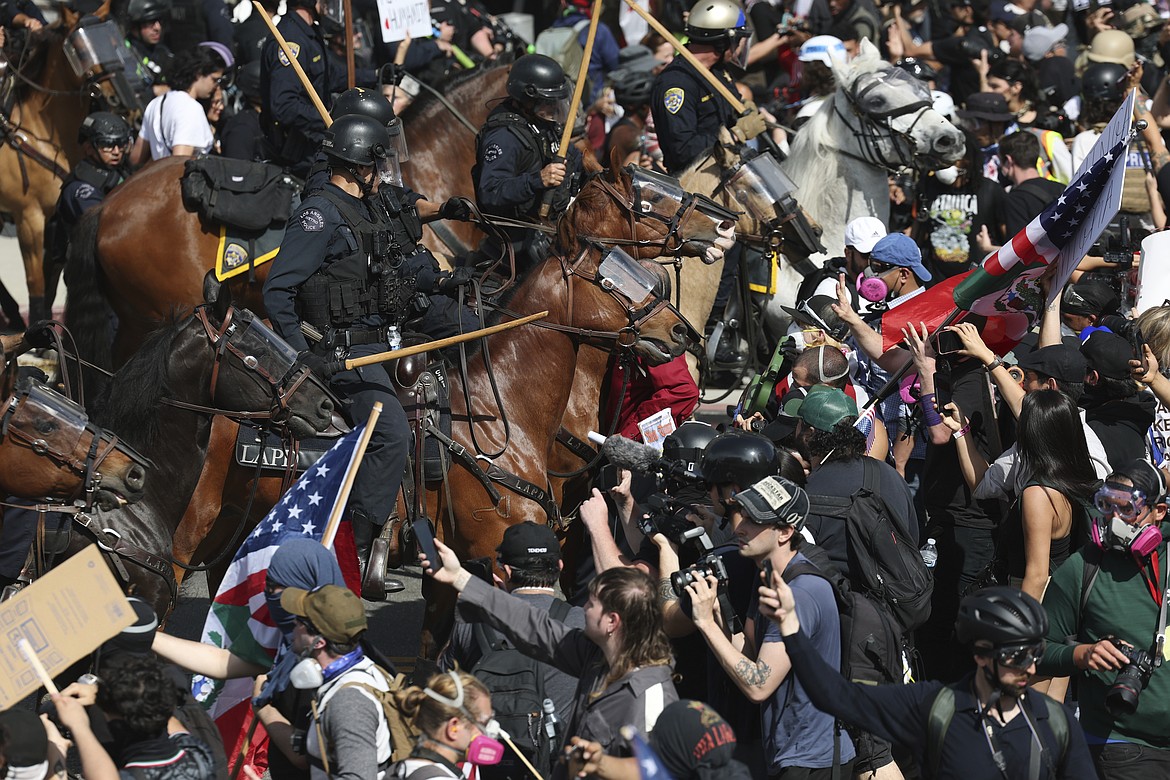 Anti-Trump demonstrators crowd streets, parks and plazas across the US ...