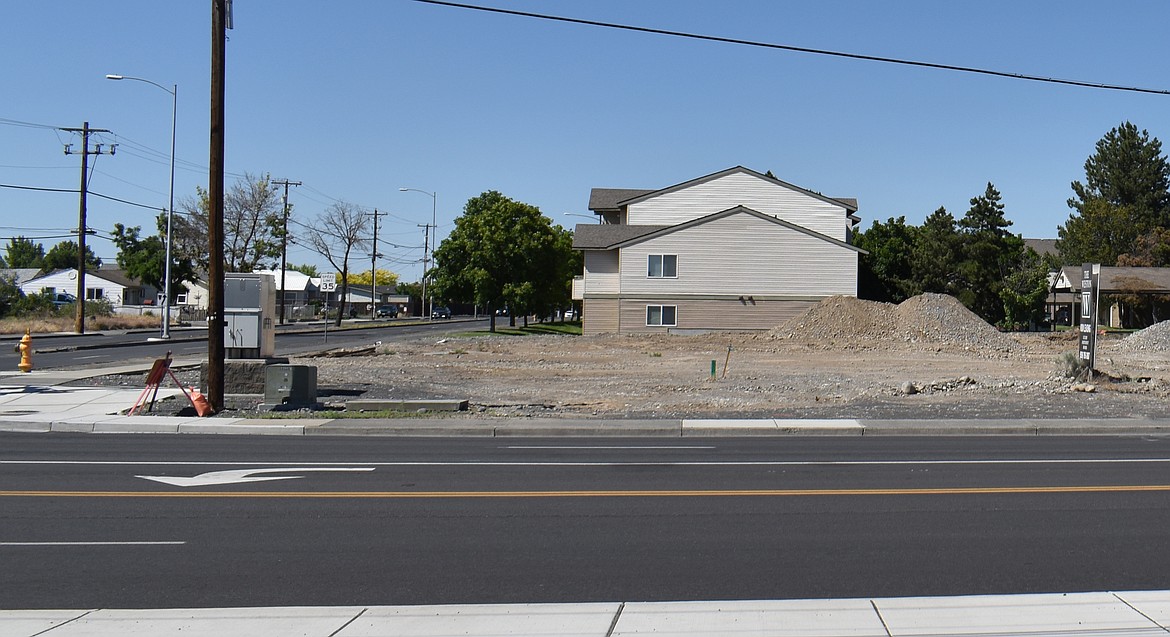A block of apartment buildings slowly grows in Moses Lake.