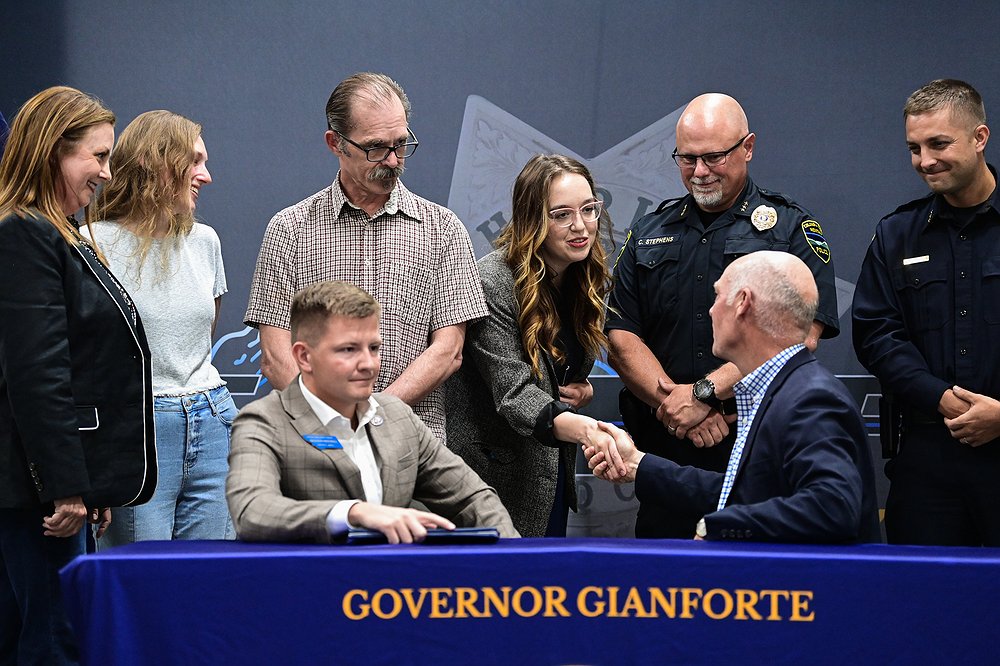 0626_LOC_DIL_bobbys_law_signing-3.jpg.10