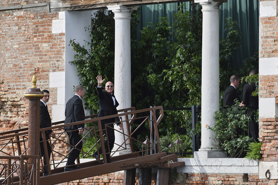 Jeff Bezos, Lauren Sánchez kiss on their way to wedding welcome party, image size:1170x780