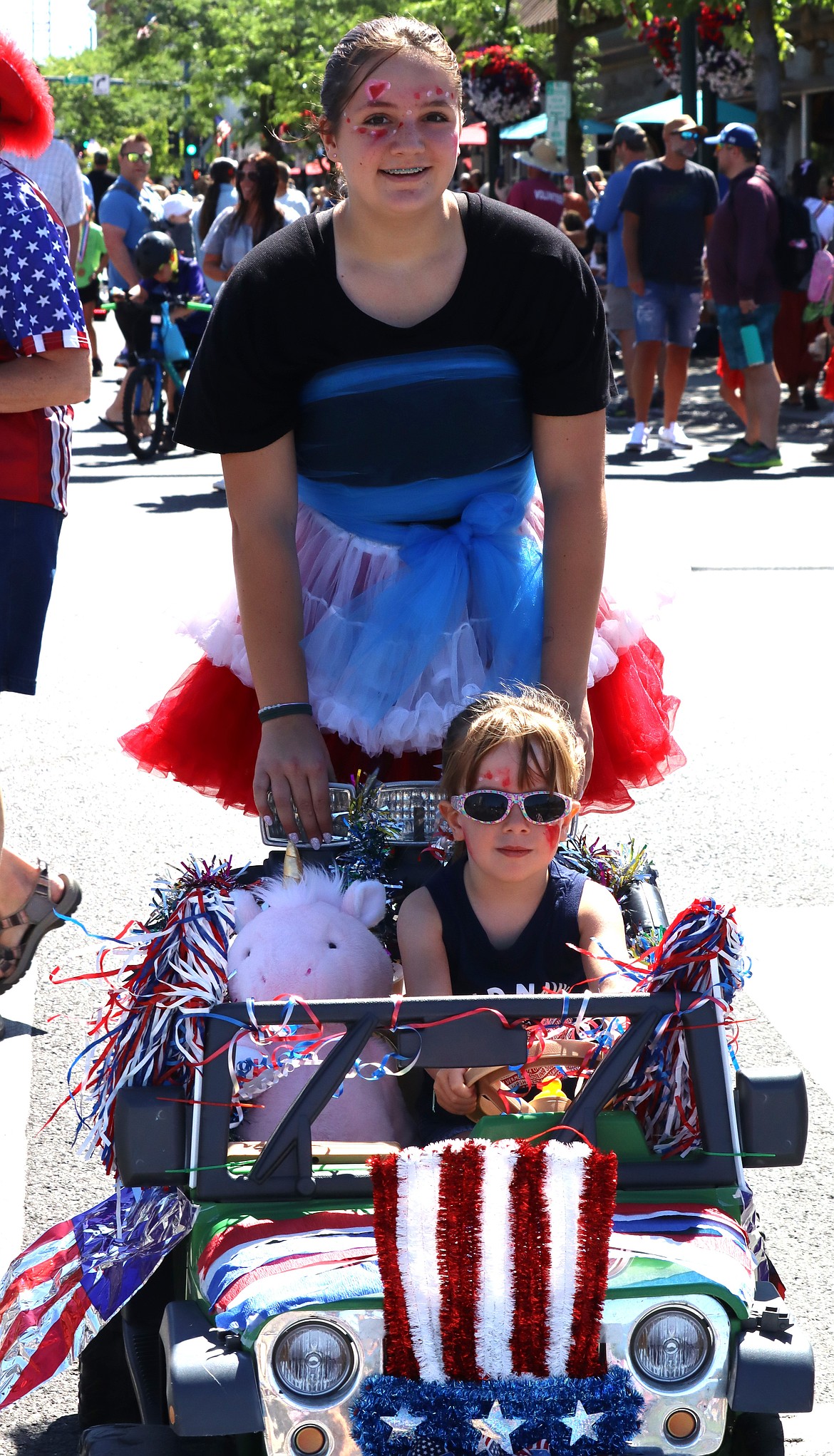 Elyanna and Lily Grey join the Kiddie Parade.