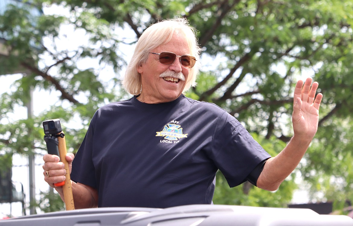 Coeur d'Alene Mayor Woody McEvers waves to the crowd.
