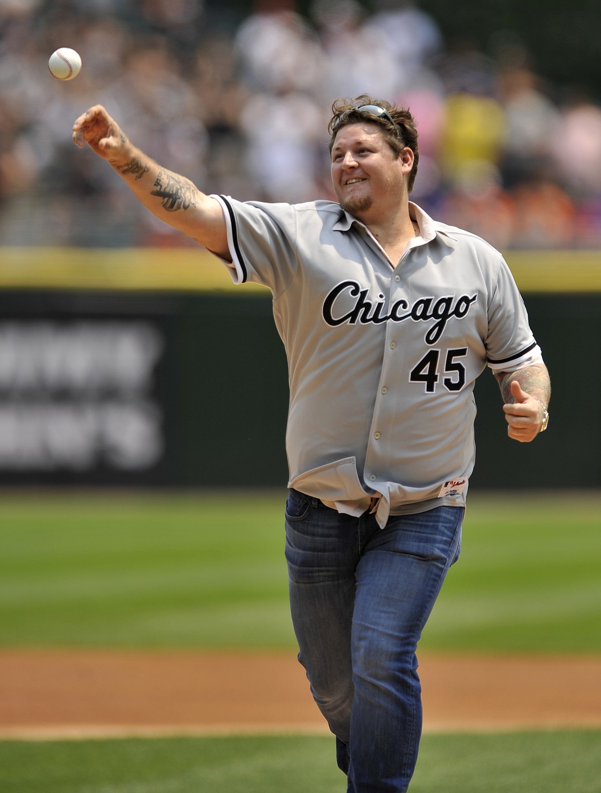 PAUL BEATY/Associated Press
Former Chicago White Sox pitcher Bobby Jenks throws out the ceremonial first pitch before a game between the Chicago White Sox and the Baltimore Orioles on July 4, 2015, in Chicago.