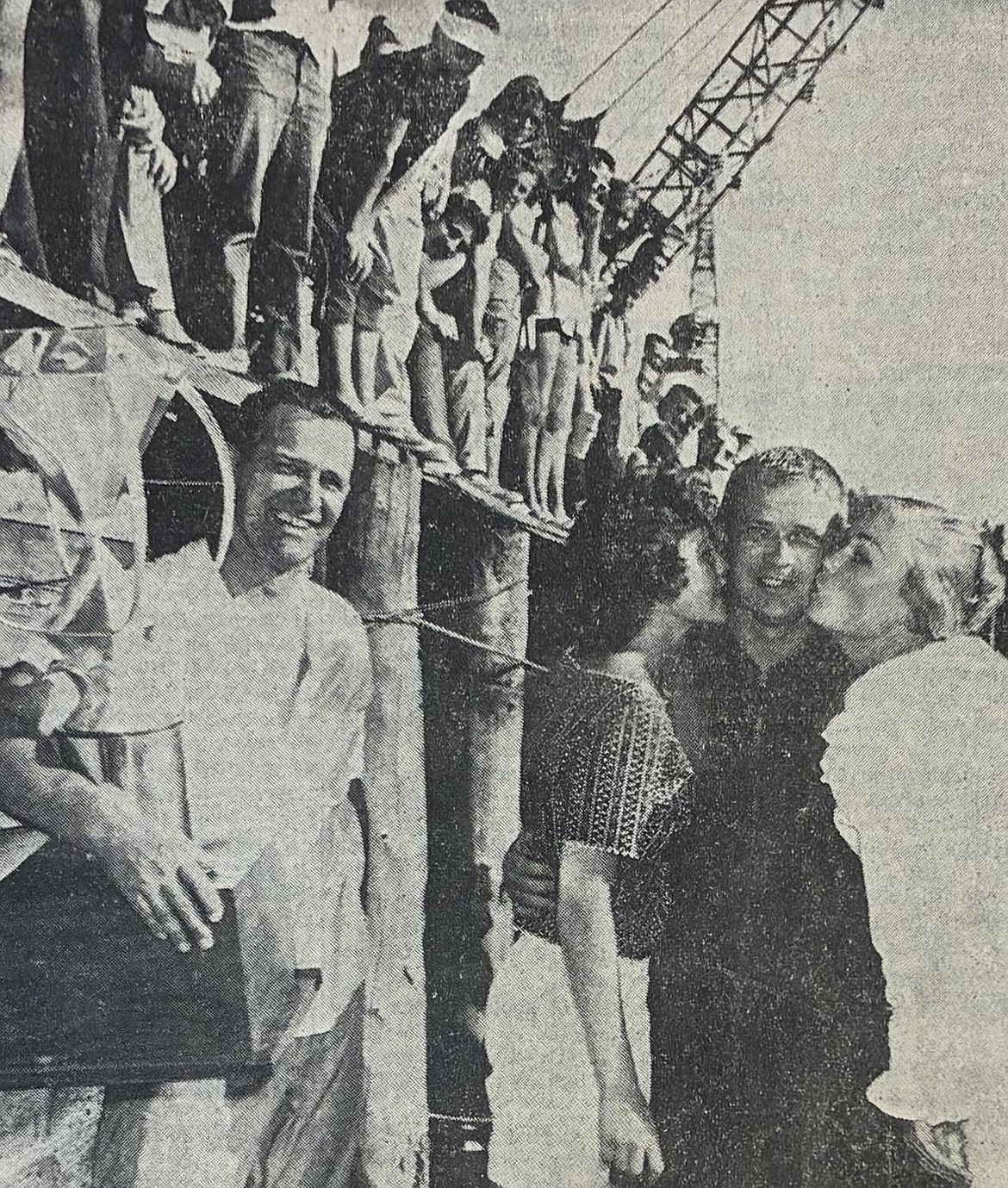 Television actor Abby Dalton, right, and Miss Diamond Cup III Petty Runge kiss Diamond Cup driver Dallas Sartz of Miss Seattle Too, while the hydroplane’s owner, Milo Stoen, holds the winner’s trophy in 1960.