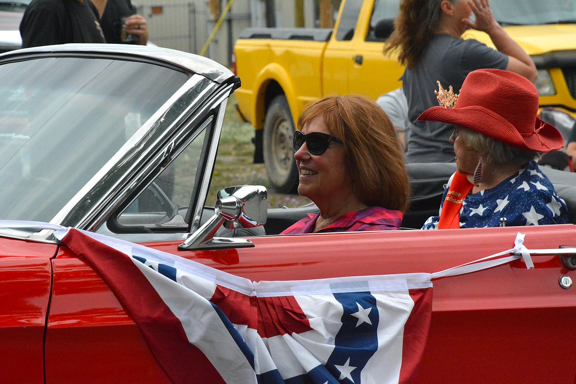 Peggy Stevens chauffeured Eleanor Hollenback along the parade route. (Mineral Independent/Amy Quinlivan)