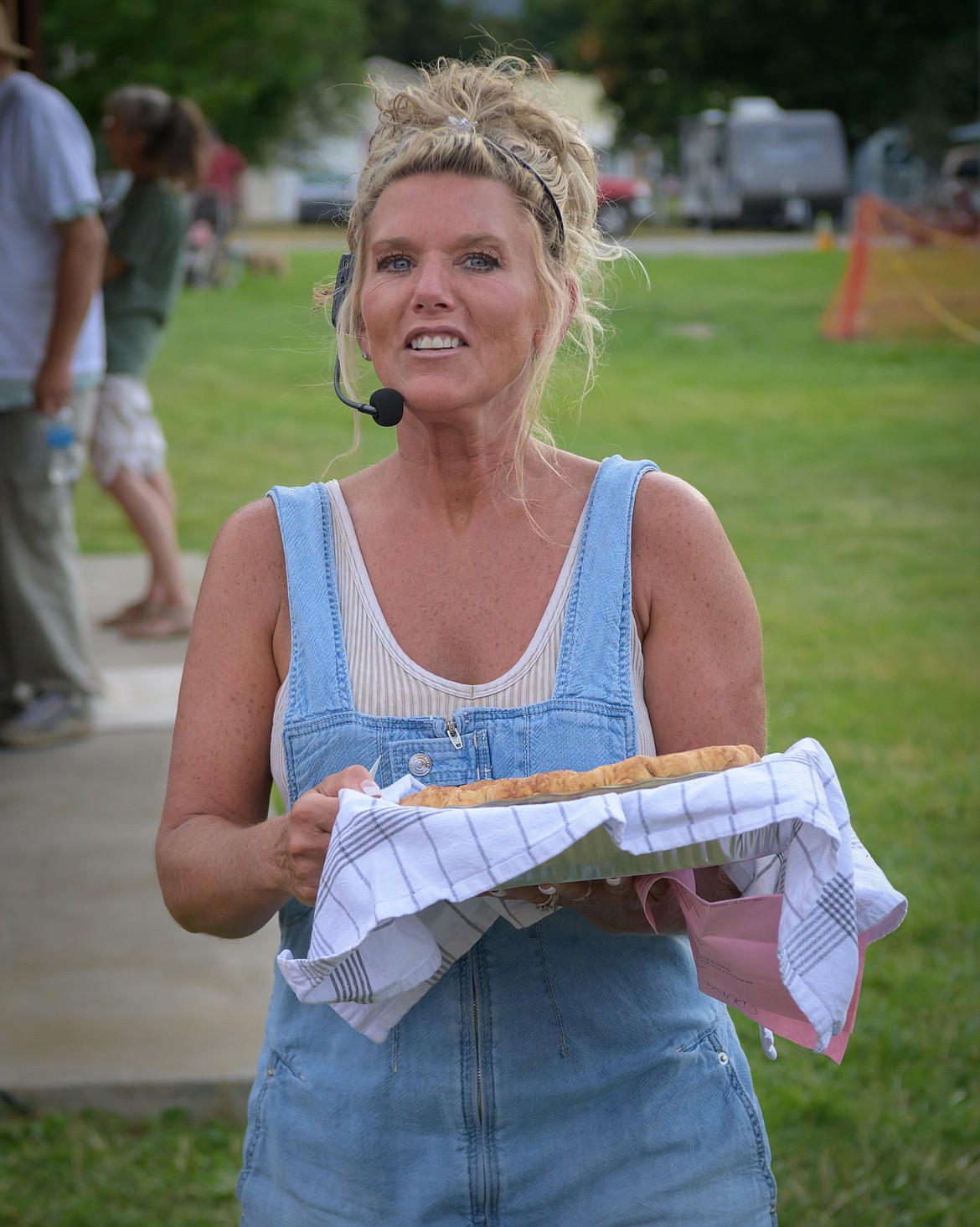 Volunteer Suzy Von Heeder shows off the apple pie donated by Paula Dimond that received a winning bid of $150 during the Splash n Bash live auction. (Tracy Scott/Valley Press)