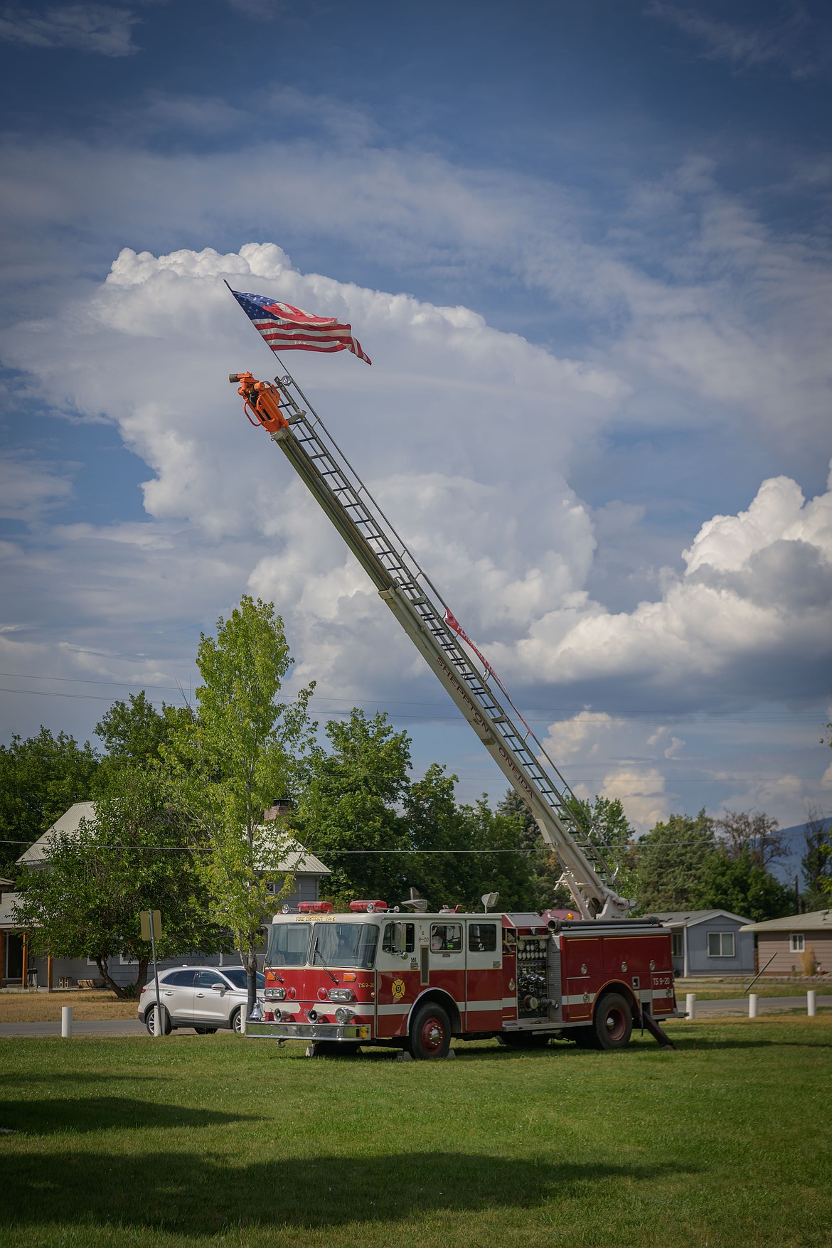 Plains Volunteer Fire Department raises the American flag. (Tracy Scott/Valley Press)