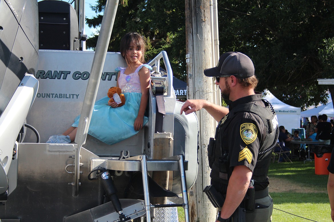 Maryana Martinez, left, had plenty of questions of for Mark Pannek of the Grant County Sheriff’s Office about GCSO’s patrol boat.