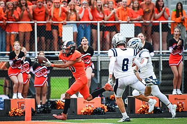 Flathead wide receiver Tim Zundel (0) scores a touchdown on a 14-yard reception in the second quarter against Great Falls at Legends Stadium on Friday, Aug. 29. (Casey Kreider/Daily Inter Lake)