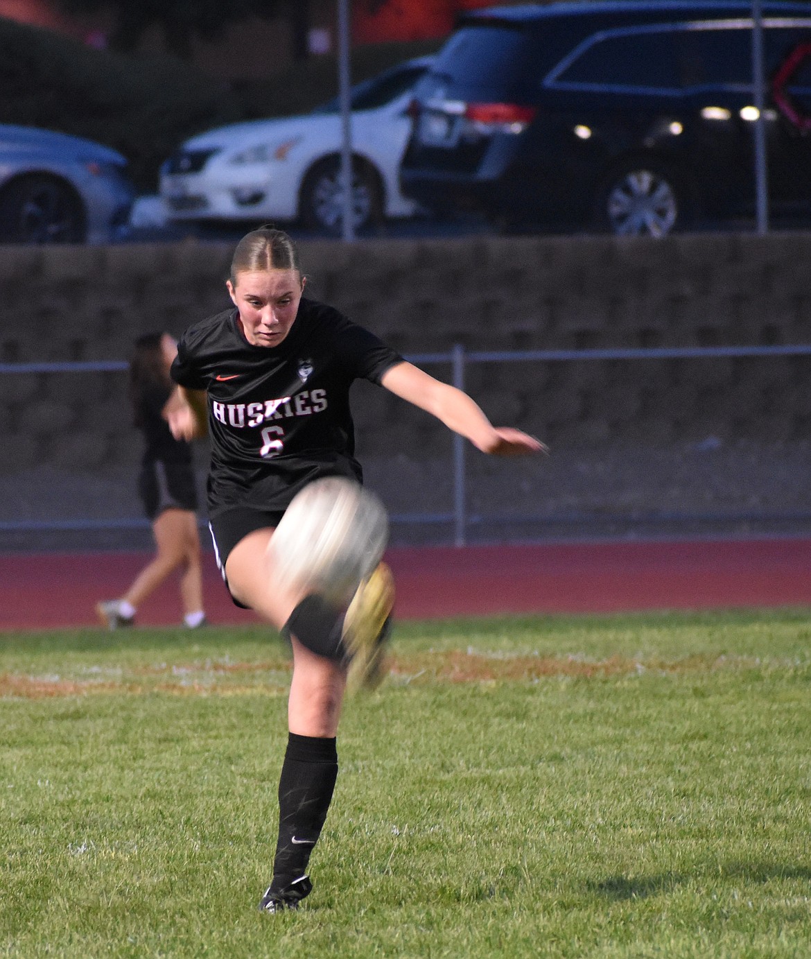Piper Uebelacker from the Huskies makes a strong corner kick during the team’s matchup against the Mavs.