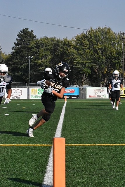 Jr Mavs seventh-grade player Easton Olson completes a touchdown pass in their victory over the Chiawana Jr. Riverhawks. The seventh-graders will have to have their abilities put to the test this weekend as they play against Kamiakin, who is ranked first overall.