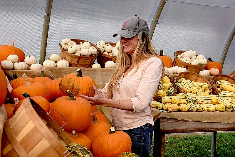 1007_loc_twn_Pamela_Baltz_pumpkin_pick.J