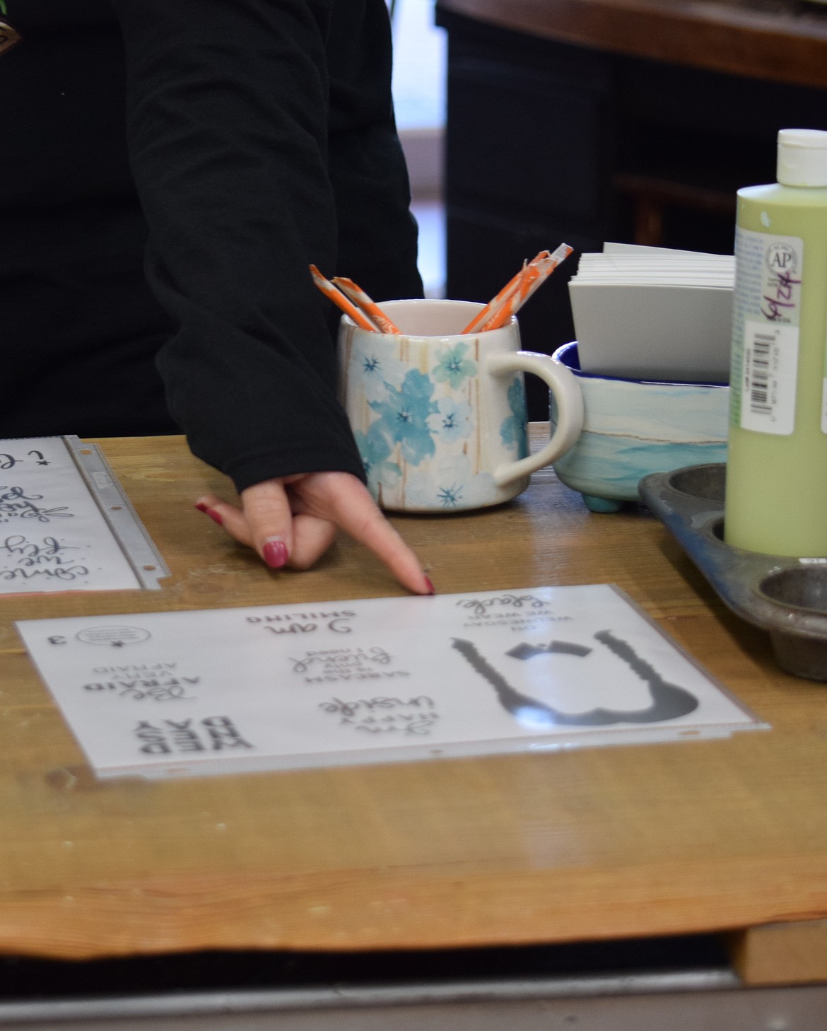 There are several templates customers can use at ArtGarden Pottery while painting ceramics.