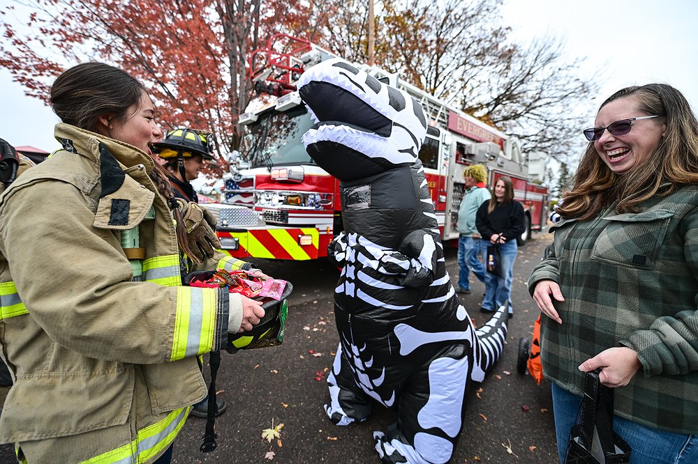 1026_LOC_DIL_Evergreen_trunk_or_treat-10